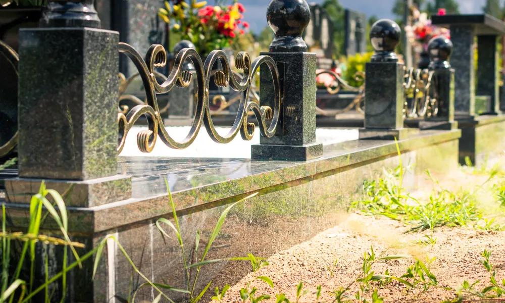 Обустройство могилы с помощью укладки плитки