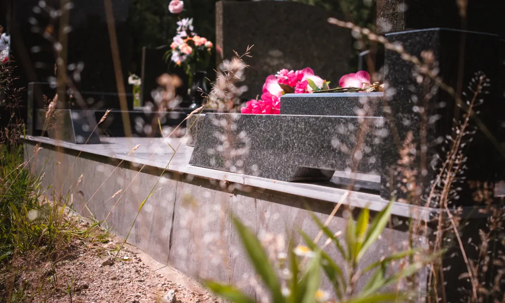 Традиционная у нас заливка ленточного фундамента под памятник