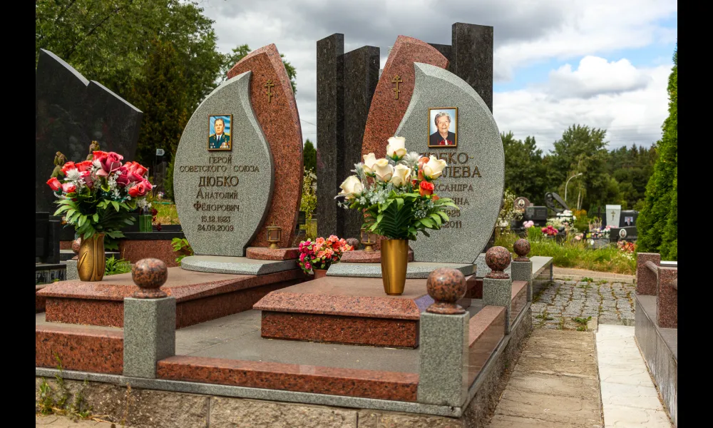 В данном проекте ценообразующими факторами являются габариты изделия, два сорта гранита и бронзовые аксессуары