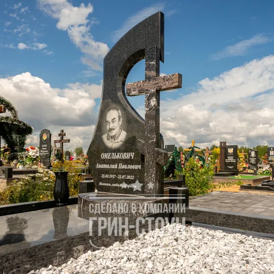 Мужской памятник из габбро с крестом из Гранатового Амфиболита