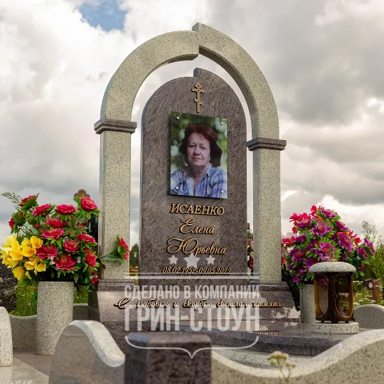 Гранитный комплекс женщине из светлых пород гранита в виде асимметричной арки