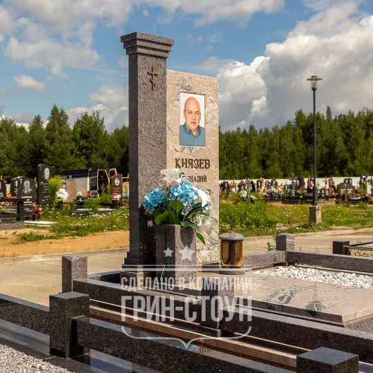 Комбинированный гранитный комплекс из индийского камня с вазой и лампадой