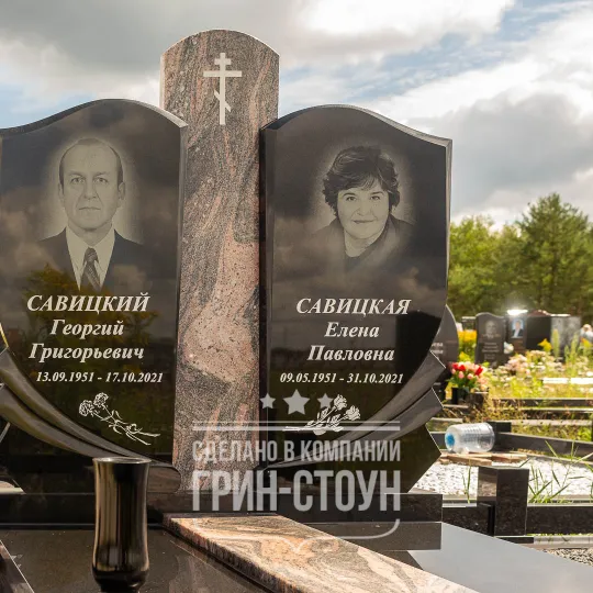 Классический двойной семейный памятник из карельского габбро и вставкой из Авроры