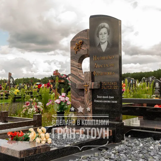 Комбинированный одиночный памятник с символикой в виде разбитого сердца и католического креста. В качестве декора использована бронза Gaggiati.