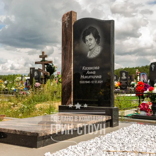Одиночный памятник из габбро-диабаза в строгих формах с декоративными элементами, изготовленными из гранита Аврора