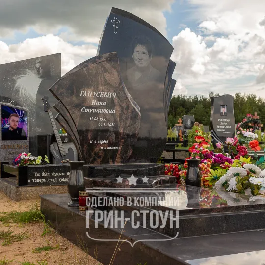 Гранитный памятник-комплекс в классической цветовой гамме с массивной надгробной плитой