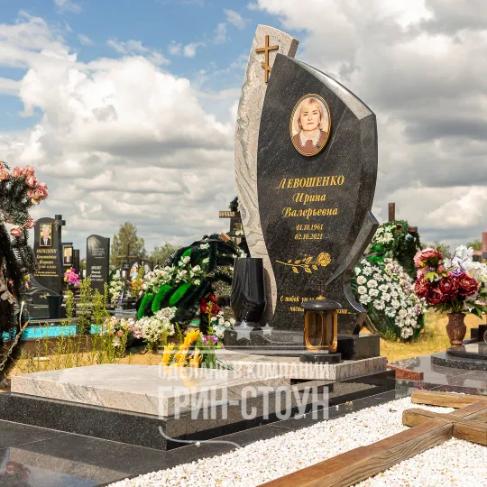 Комплекс из гранита классической формы с декоративными элементами, выполненными из индийского камня Silk