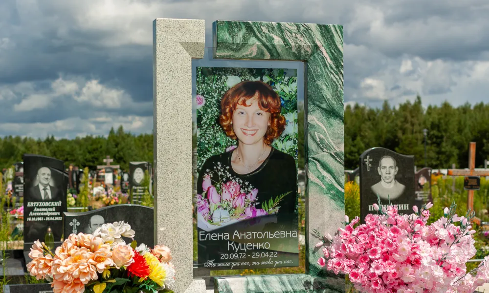 Стеклянный памятник с центральным элементом в виде портрета, Северное кладбище в Минске