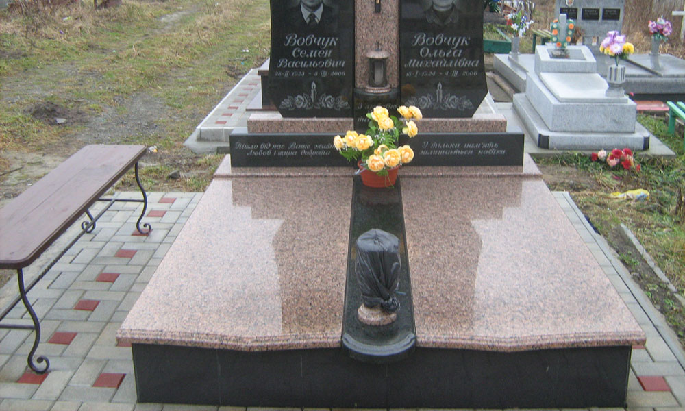 Надгробия на могилу отличаются от классического памятника отсутствием стелы или ее небольшим размером