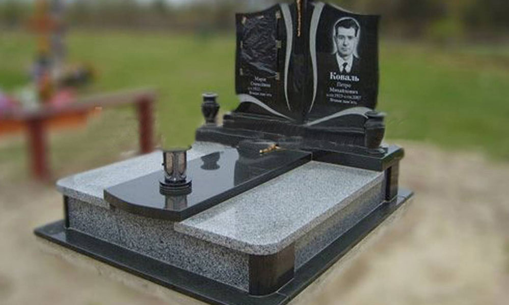 Семейный надгробный памятник из черного и серого гранита