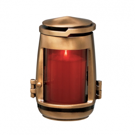 Лампада T10435/17 - Бронзовая лампада стационарно крепится на надгробную плиту с помощью штырей и герметика. Поместить свечу внутрь лампады можно при помощи дверцы на изделии, что очень удобно как во время размещения свечи, так и при очистке лампады от воска.