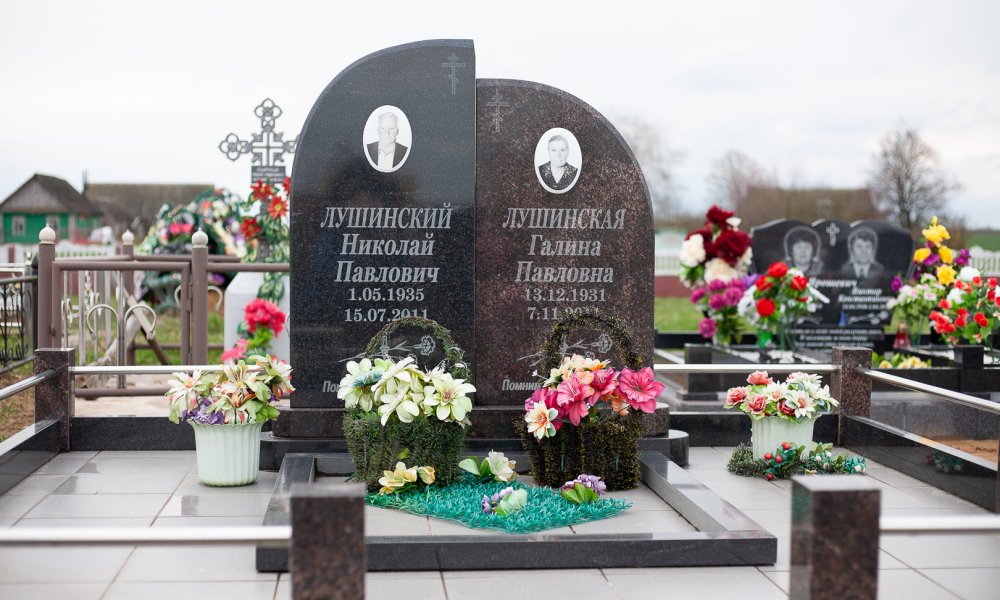 Недорогой гранитный памятник семейного типа с установкой на фундамент