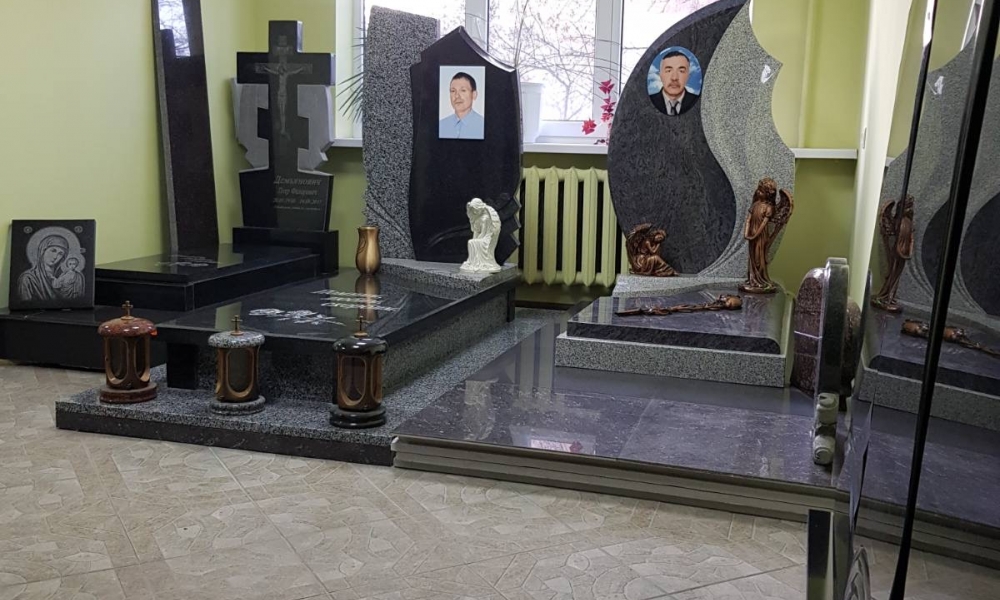 Эксклюзивные комплексы из гранита с украшениями из бронзы