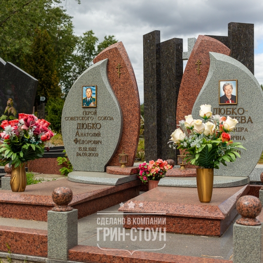 Фото двойного памятника в нечастой комбинации двух цветов камня - красного и серого.