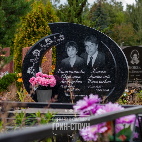 Семейный мемориал с рельефными фасками и оригинальным вырезом.