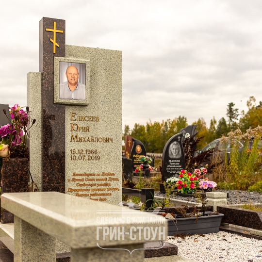 Одиночный мужской мемориал в контрастном сочетании камня. Памятник, ваза, ограда и облицовочная плитка выполнены в едином стиле.