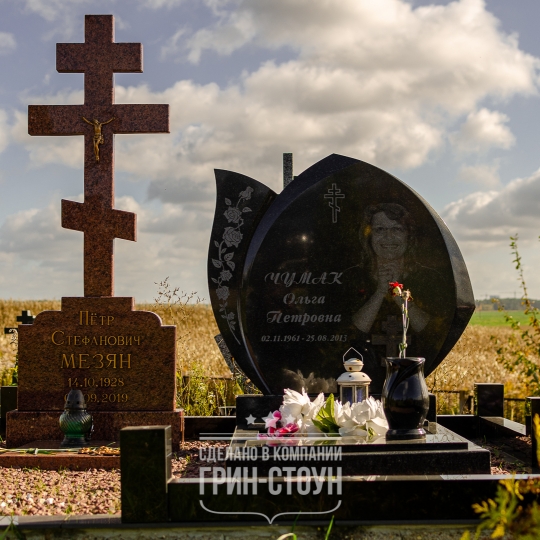 Фото семейного захоронения, на котором размещены два различных памятника: православный крест и классический женский памятник. Обратите внимание на нечасто встречающееся бронзовое распятие на кресте.