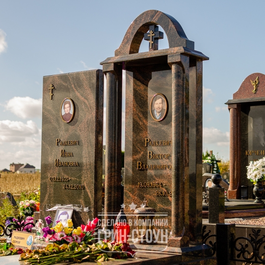 Фото семейного мемориала, выполненного в виде двух массивных памятников из финской Авроры. Столбики кованой ограды также изготовлены из данного камня.