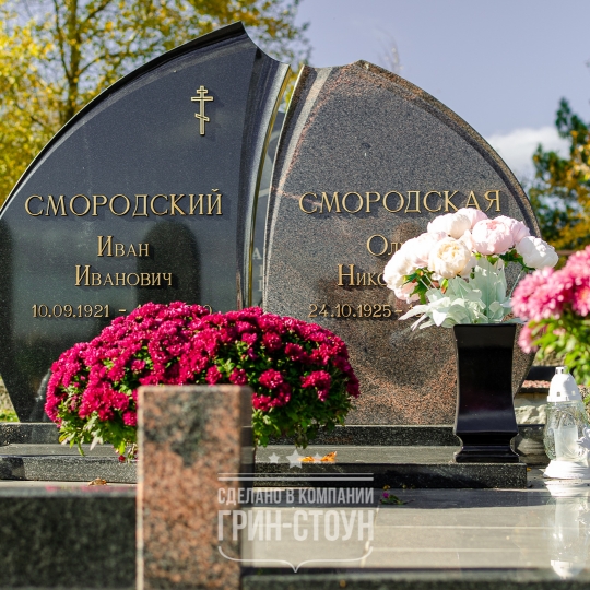 Фото двойного семейного мемориала неправильной формы из российского и финского камня