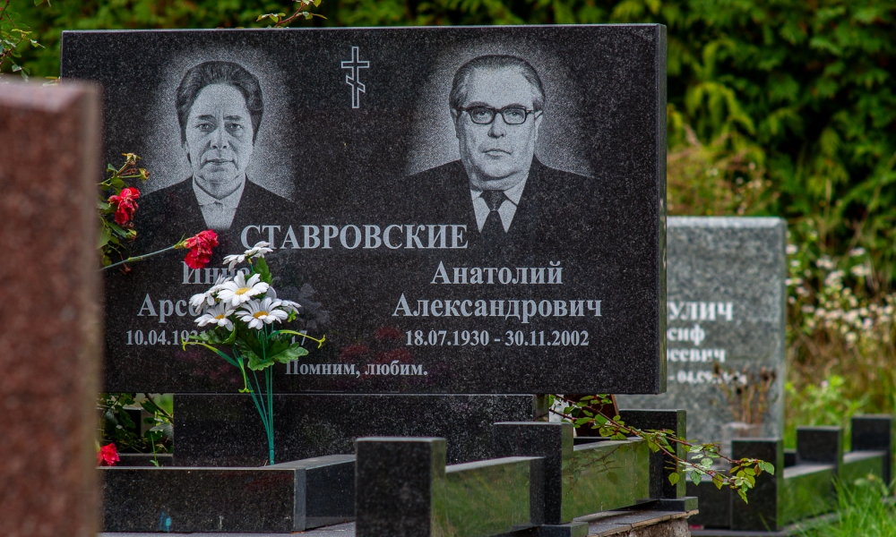 Классический двойной памятник из гранита на могиле в Минске