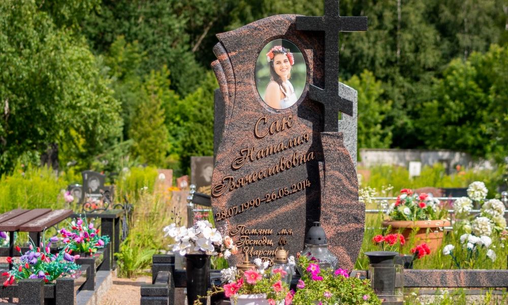 Элитные памятники из гранита на могилу в Минске и Минском районе