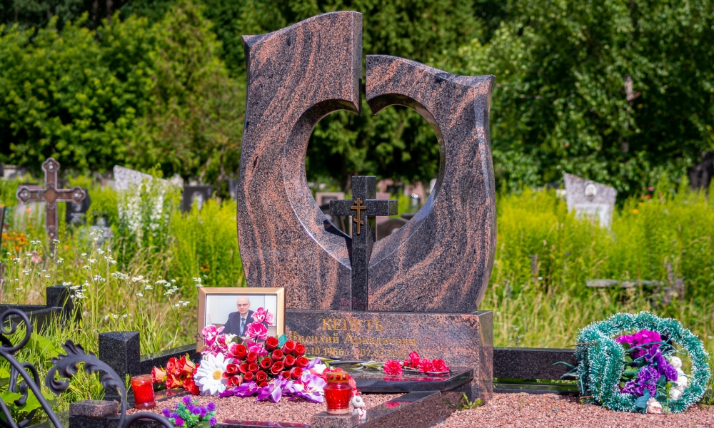 Эксклюзивный памятник производства Грин-Стоун на Северном кладбище Минска