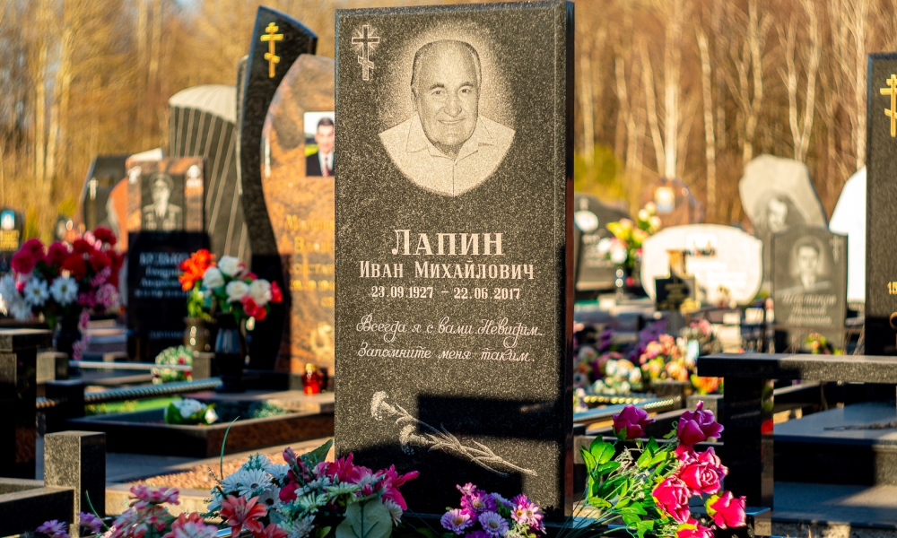 Бюджетный памятник на кладбище в Минске с традиционным оформлением в виде гравировки
