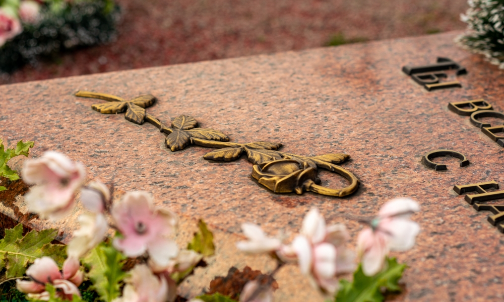 Цветок из бронзы с накладной установкой на надгробную плиту заменит живые цветы
