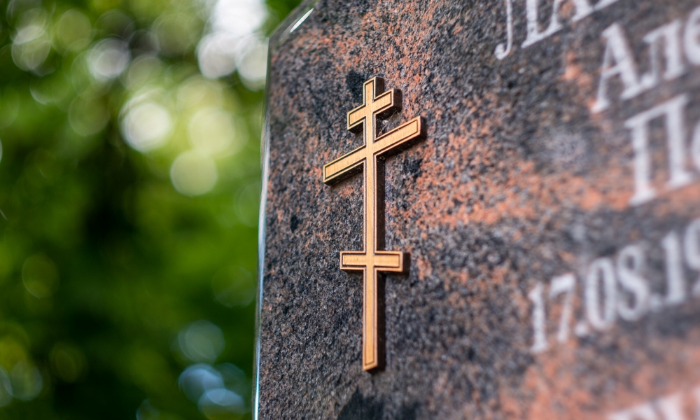 Бронзовый крест в православном стиле на гранитной плите из финской Авроры