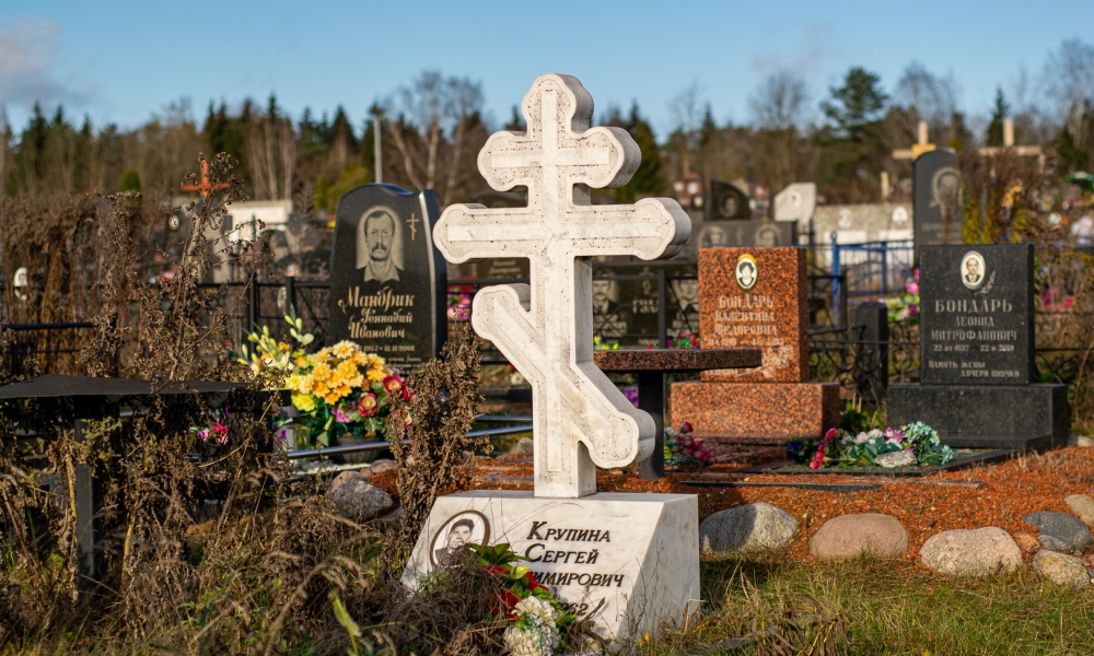 Надпись на памятнике в виде креста обычно выполняется на тумбе