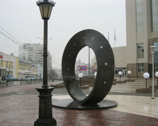 Памятник загадочной ленте Мебиуса в Минске