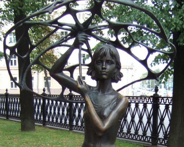 Девочка с зонтиком: память жертвам на Немиге