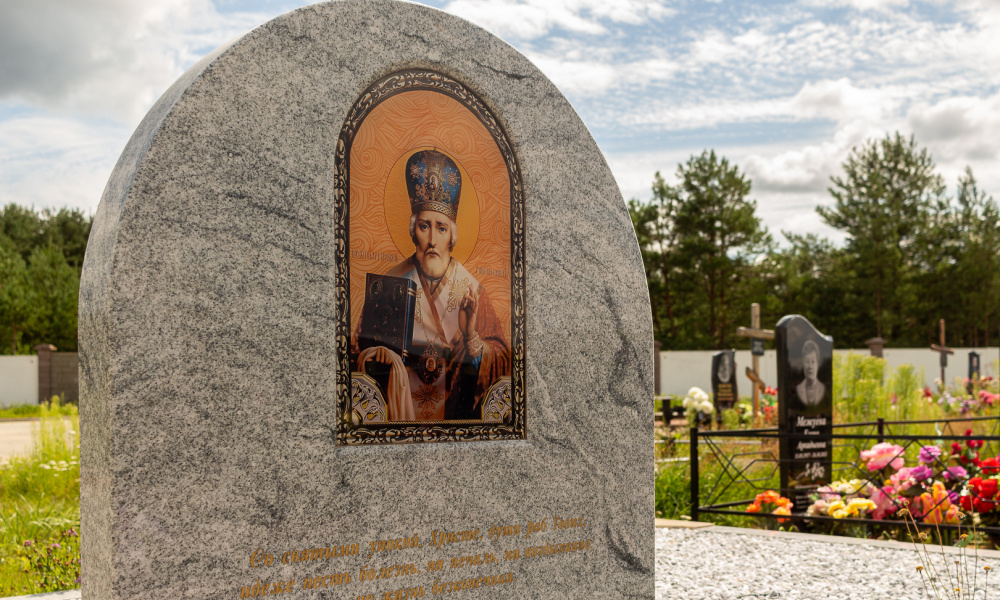 Памятник со стеклом с размещенным под ним религиозным изображением, Московское кладбище, Минск